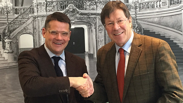 Klare Zusagen, erfreute Gesichter. Minister Boris Rhein (l.) und Ullrich Eitel, Vorstandsvorsitzender des Verein Deutsches Tapetenmuseum, haben im Ministerium in Wiesbaden über das Bauprojekt gesprochen.