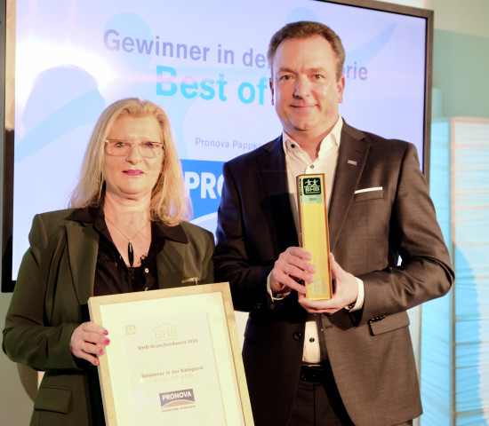 Für Pronova nahm Jörg Herberger den Preis aus der Hand von BHB-Vorstandsmitglied Susanne Jäger, Mitglied des Hornbach-Vorstands, entgegen.
