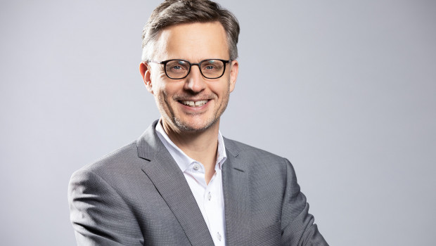Dr. Andreas Hettich freut sich auf die internationale Zusammenarbeit. Dr. Andreas Hettich freut sich auf die internationale Zusammenarbeit.