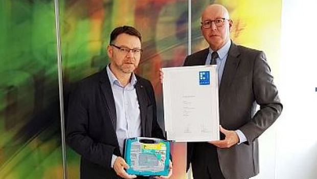 Stefan Weigel (l.), Bereichsleiter Marketing und Entwicklung, nimmt den Preis von pro-K-Geschäftsführer Ralf Olsen entgegen.