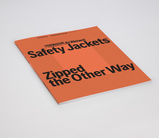 „Safety Jackets Zipped the Other Way“ wird von einer Publikation begleitet, die zugleich Bauanleitung und Kunstbuch ist.
