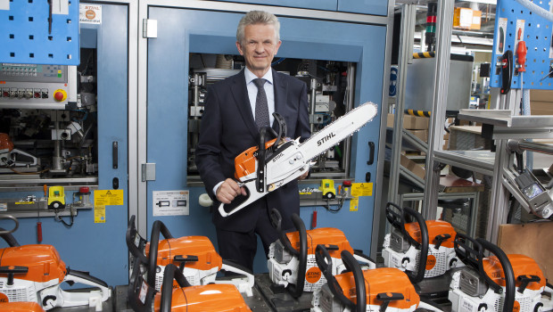 Mann mit Säge: Stihl-Vorstandsvorsitzender Dr. Bertram Kandziora präsentiert die Benzin-Motorsäge MS 261 C-M, die im Rahmen einer umfassenden Modellpflege optimiert wurde. Die Profisäge wird in Waiblingen produziert.