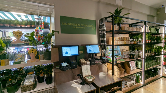 Der bargeldlose Standort funktioniert mit zwei Self-Checkout-Kassen – das gibt den Mitarbeitenden mehr Zeit für die Kundenberatung. Der bargeldlose Standort funktioniert mit zwei Self-Checkout-Kassen – das gibt den Mitarbeitenden mehr Zeit für die Kundenberatung.
