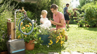 Ruheständler, Jungsenioren und Familien machen die Gartenarbeit