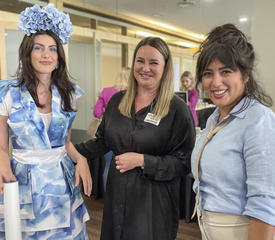 Innendesignerin Emel Gök Che (r.) hatte Model Jurena (l.) mitgebracht, die ein Kleid aus Tapete präsentierte, hier mit Uljana Nowak, Business Unit Managerin „Wallcovering“ bei Lahnpaper. 