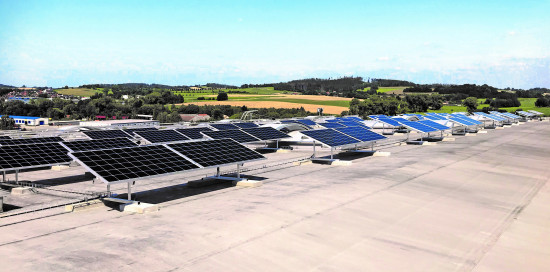 Die Dächer des Produktionsstandorts im tschechischen Pelhrimov sind mit Solar-Panels ausgestattet.