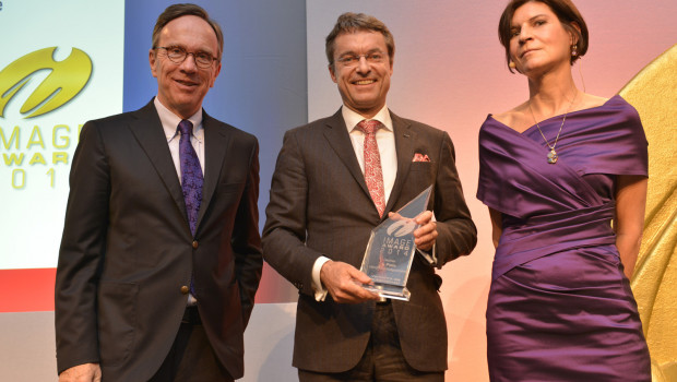 Verleihung der Image Awards 2014; (v. l.).: Matthias Wissmann, Präsident des Verband der Automobilindustrie (VDA); Bernhard Simon, Sprecher der Geschäftsführung von Dachser, und Birgit Bauer, Chefredakteurin Verkehrsrundschau. Foto: Verkehrsrundschau/Miguel Perez