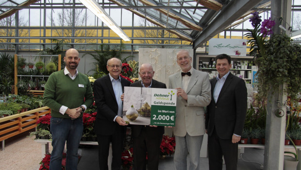 Spende an die Germeringer Tafel (v. l.): Dehner-Marktleiter Christopher Blome, Georg Sedlmeier, Vorstand Sozialdienst Germering e. V., Dehner-Seniorchef Albert Weber, Jürgen Quest, Leiter der Germeringer Tafel, sowie Dehner-Regionsleiter Thomas Martin.