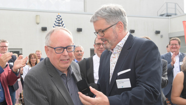 Die erste BHB-Ehrennadel in Silber durfte BHB-Geschäftsführer Peter Wüst (rechts) an Dr. Joachim Bengelsdorf verleihen.
