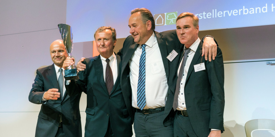 Uwe Schröder (links), Ulrich Köhler (rechts) und Peter Stechmann (zweiter von rechts) übergaben eine Auszeichnung an den Ehrenpräsidenten. 