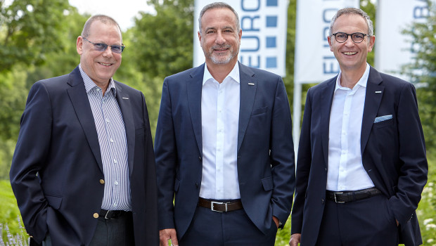 Die Geschäftsführung der Eurobaustoff (v. l.) mit Jörg Hoffmann, Eckard Kern (Vorsitzender) und Hartmut Möller freut sich über weiteren Gesellschafter.