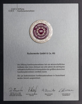 Auszeichnung für Fischer: Die Unternehmensgruppe gehört zu den Top 500 Familienunternehmen. Auszeichnung für Fischer: Die Unternehmensgruppe gehört zu den Top 500 Familienunternehmen.