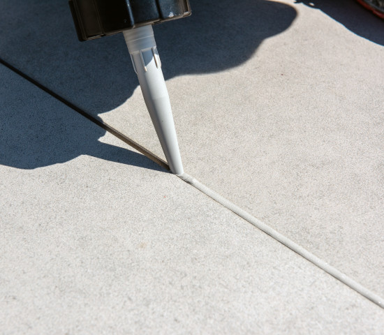 Unter seine Marke Racofix investiert Sopro ins Sortiment, beispielsweise mit der neuen Terrassenfuge Flex, ...