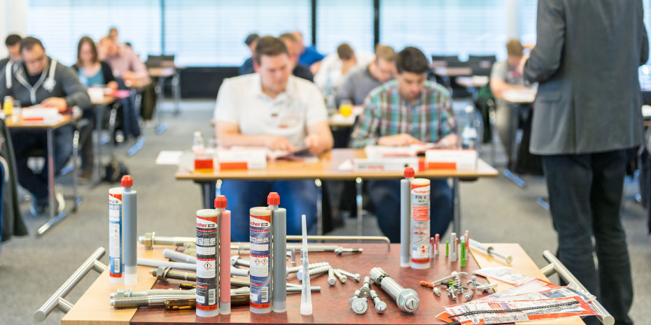 Den Theorieteil erlernen die Teilnehmer im Schulungszentrum der Fischer Akademie in Tumlingen oder nach Wunsch auch vor Ort im Unternehmen.