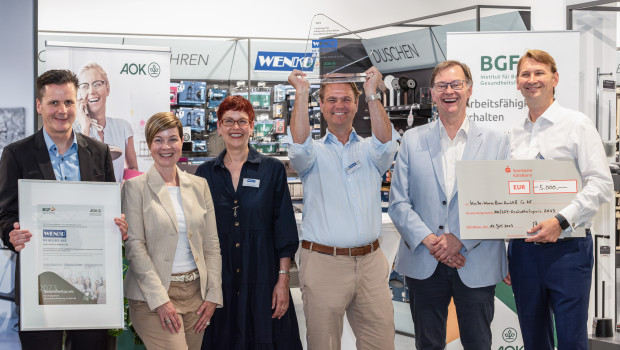 Ausgezeichnetes Engagement: (v. l.): Thomas Bähr (HR-Leitung), Sabine Deutscher (Vorstandsmitglied AOK-Rheinland/Hamburg), Susanne Möcks-Carone (Geschäftsführung), Niklas Köllner (Geschäftsführung), Andreas Schmidt (Geschäftsführer BGF-Institut) und Philipp Köllner (Geschäftsführung).