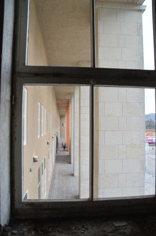 Blick hinter der Säulenreihe. Die Räume im Fassadentrakt nutzt Hornbach derzeit nicht.