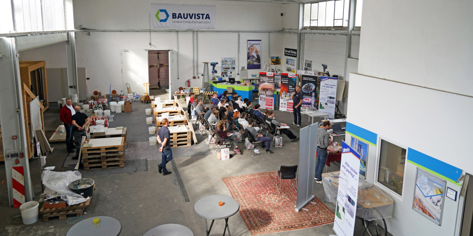 Die moderne Praxishalle mit 400 Quadratmetern ist das Kernstück des Bauvista-Weiterbildungszentrums. Die Bauvista-Industriepartner trainieren mit den Auszubildenden den Umgang mit ihren Produkten.