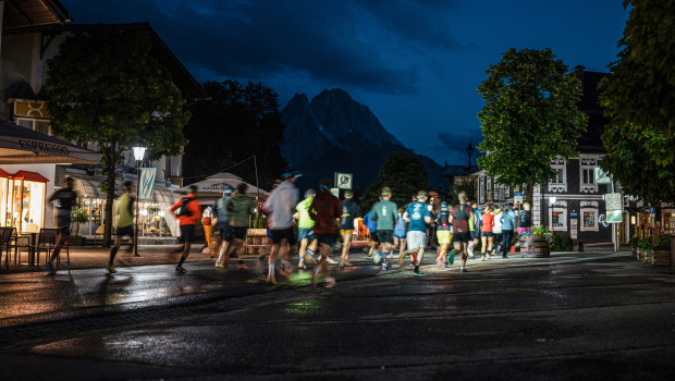 Ledlenser unterstützt die Läuferinnen und Läufer auf der 106 km langen Strecke auch mit Licht.