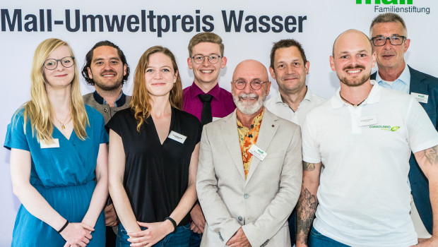 Der Mall-Umweltpreis Wasser wurde in diesem Jahr zum ersten Mal vergeben: Franziska Gehring (v.l.n.r.), Dr. Pablo Vega García, Kim Noelle Lange, Florian Wilhelm (alle Preisträger), Michael Mall (Stiftungsvorstandsvorsitzender der Roland Mall-Familienstiftung und Mitglied der Jury), Dirk Muschalla (TU Graz und Jury-Mitglied), Andreas Lebmeier (Preisträger) und Dr. Guido Schmuck (Mitglied des Stiftungsrats).