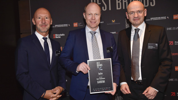 Gardena stand zum zweiten Mal in Folge auf dem Siegetreppchen des Best Brands Awards und hat sich um gleich drei Plätze verbessert.  Laurent Van Hoestenberghe, Pär Åström und Tobias M. Koerner (v. l.) nahmen die Auszeichnung in München entgegen.