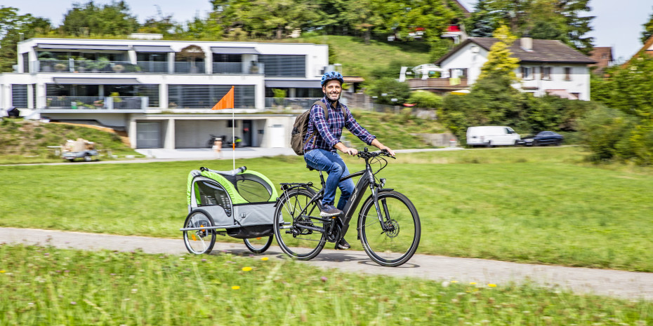 Nicht nur E-Bikes verkaufen sich gut, auch Fahrradzubehör wie Anhänger liegt hoch im Kurs.