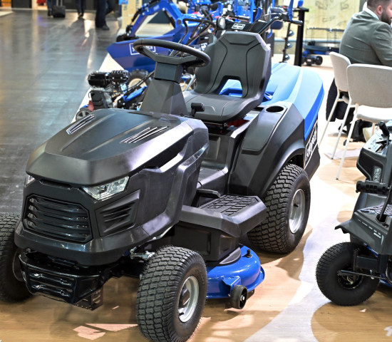 Auch Rasentraktoren gehören zur Gartenrange von Scheppach.