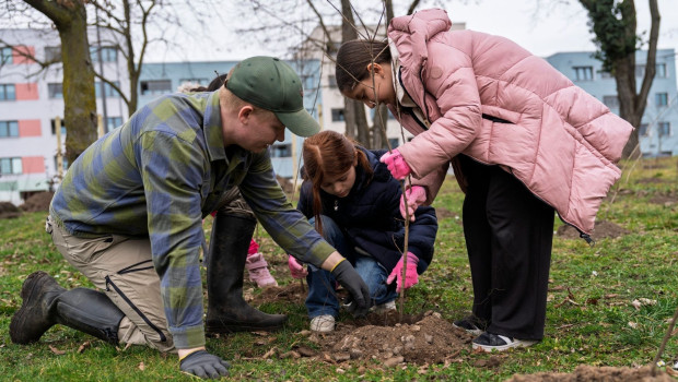 Marvin Schneider (Bereichsleitung Bundesverband SDW) gab Anweisungen zur korrekten Pflanzung in Köln.