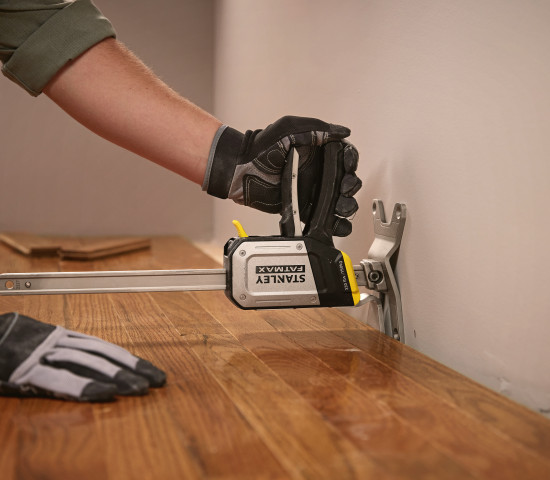 Dank des Spreizmaßes von bis zu 220 mm kann der Anwender mithilfe des Werkzeuges beim Verlegen von Parkett bequem die letzte Bohle einbauen. Dank des Spreizmaßes von bis zu 220 mm kann der Anwender mithilfe des Werkzeuges beim Verlegen von Parkett bequem die letzte Bohle einbauen.