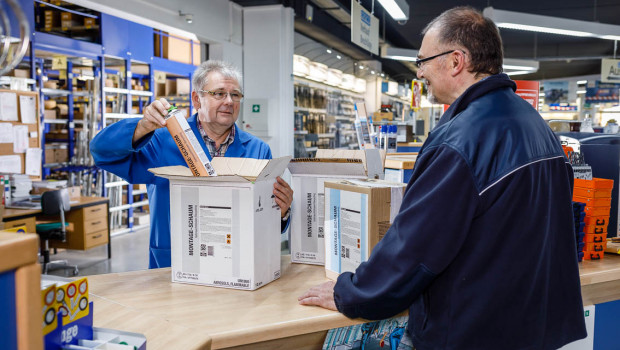 Die Logistikpartner von PDR holen gebrauchte Bauschaumdosen direkt im Baumarkt ab und bringen sie zum Recycling.