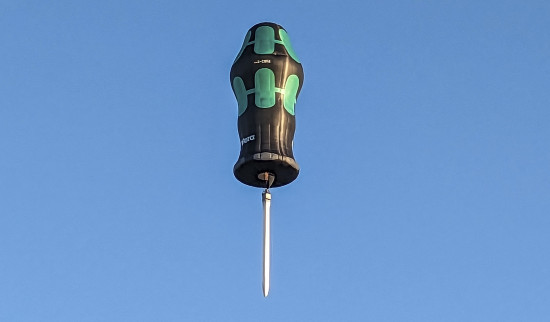 Seltsames Flugobjekt am Festivalhimmel: ein Schraubenzieher als Heißluftballon.