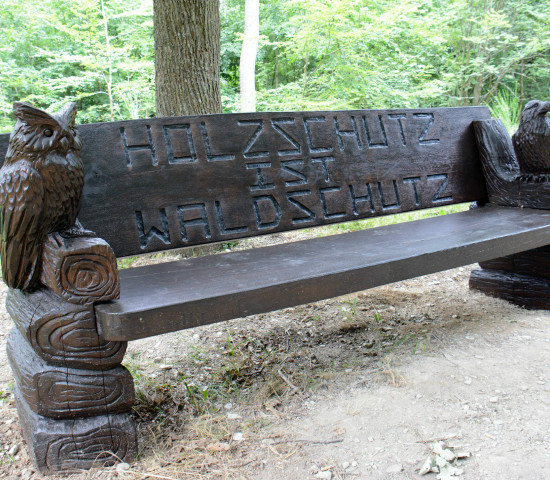 Das Motto "Holzschutz ist Waldschutz" ziert die neue Bank.
