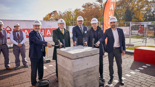 Grundsteinlegung für das neue Service Center Deutschland von Bauhaus (v. l.): Dieter Bien, Bauhaus AG, Heinz Scheidel, Diringer & Scheidel Unternehmensgruppe, Dr. Peter Kurz, Oberbürgermeister Stadt Mannheim, Dieter Blocher, Blocher Partners, sowie Steffen Walter, Bauhaus. 