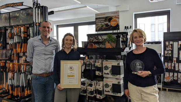 Andreas Fonken, Sales Director DACH, Laura Schüssler, Marketing Activation Specialist DACH und Barbara Rossmann, Marketing Lead Fiskars Gardening DACH, Senior Manager Marketing Activation, haben die Auszeichnung in den Fiskars-Büros in Eschborn entgegengenommen.