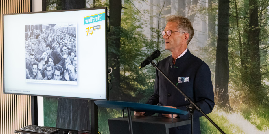 Thomas Wolff gab bei der Jubiläumsfeier im neuen Bürogebäude Einblicke in die  75-jährige Unternehmensgeschichte.