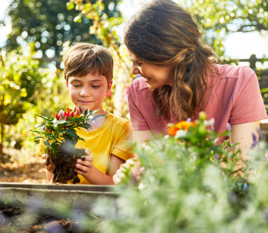 …oder mit dem Nachwuchs bei  der Gartenarbeit, Compos neue Kampagne nutzt emotionale Bilder, ohne über Produkte zu sprechen.