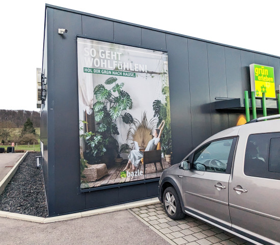 Von außen dient das Mesh-Banner bei Bazle in Göppingen  als Werbefläche… 