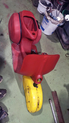 Hier wurde ein Roller als Bausatz aus einem Keller gerettet und im WD-40 Design restauriert. Hier wurde ein Roller als Bausatz aus einem Keller gerettet und im WD-40 Design restauriert.
