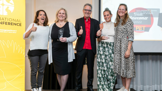 Das Bild zeigt (von links) die Preisträger Stefanie Zillessen (Strayz), Rowena Arzt (WZF), Saskia te Kaat und Madeline Metzsch (beide Strayz) mit Ralf Majer-Abele (Chefredakteur der Fachmagazine pet und PET worldwide).