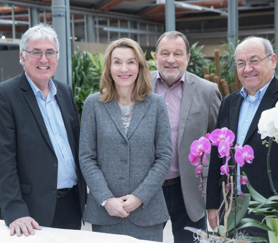 Übergang bei Bellaflora (v. l.): Nikolaus Thaller, Patricia Schweiger-Bodner, Alois Wichtl, Prokurist Gerhard Gschwendner. Foto: Bellaflora/Hermann Wakolbinger Übergang bei Bellaflora (v. l.): Nikolaus Thaller, Patricia Schweiger-Bodner, Alois Wichtl, Prokurist Gerhard Gschwendner. Foto: Bellaflora/Hermann Wakolbinger