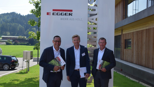 Sehr zufrieden mit der Geschäftsentwicklung bei Egger, v. l.: Dr. Thomas Leissing (Finanzen/Verwaltung/Logistik, Sprecher der Gruppenleitung), Ulrich Bühler (Marketing/Vertrieb) und Walter Schiegl (Produktion/Technik).