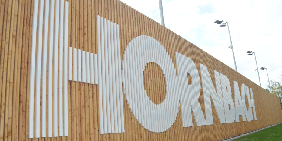 So hat man das Hornbach-Logo auch noch nicht gesehen: Vom Sichtschutzzaun hebt sich der Schriftzug in Weiß ab. 