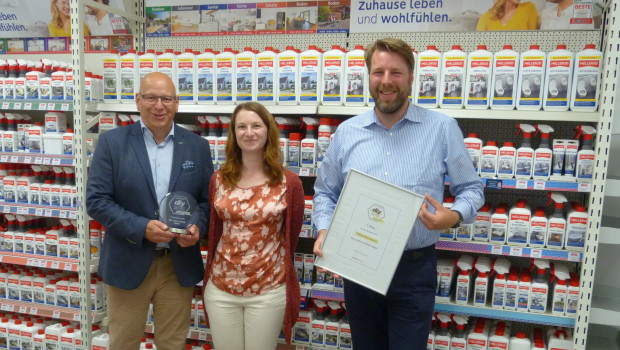 Redakteurin Laura Rinn (Mitte) überreichte die Trophäe und Urkunde an Geschäftsführer Marcus Roth (links) und Marketingleiter Maik Bohne. Redakteurin Laura Rinn (Mitte) überreichte die Trophäe und Urkunde an Geschäftsführer Marcus Roth (links) und Marketingleiter Maik Bohne.