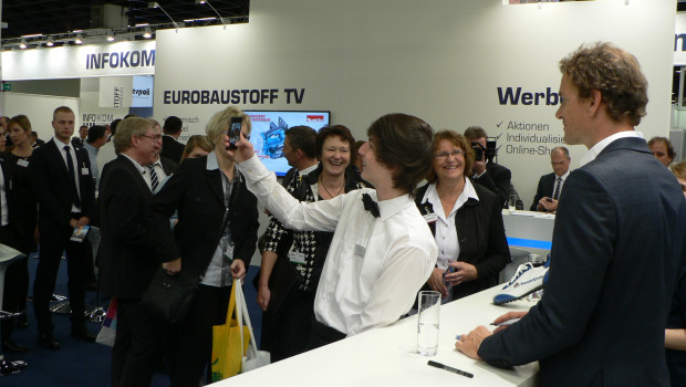 Lange Schlangen an Fans vor dem Stand von Jens Lehmann.