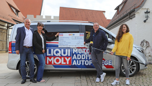 Liqui-Moly-Geschäftsführer Ernst Prost und seine Partnerin Kerstin Thiele übergaben den Scheck an RTL-Moderator Wolfram Kons (von links).