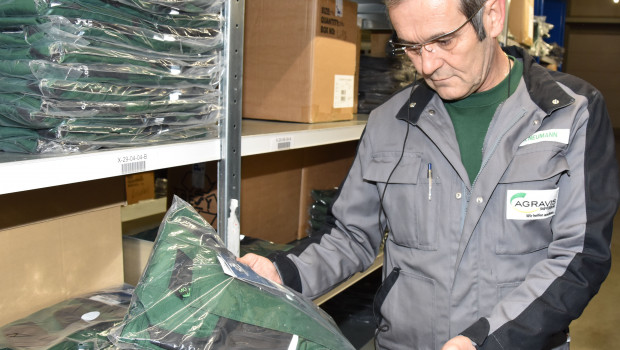 43 Gramm leicht ist die Datenbrille, mit der die Kommissionierer im Raiffeisen-Online-Shop der Agravis jetzt arbeiten. 43 Gramm leicht ist die Datenbrille, mit der die Kommissionierer im Raiffeisen-Online-Shop der Agravis jetzt arbeiten.