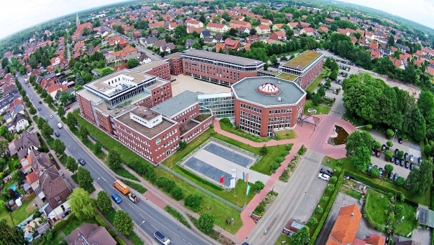 Die Hagebau - im Bild die Zentrale in Soltau - baut um und führt die Dachmarke ein. Außerdem gibt es Veränderungen in der Geschäftsführung.