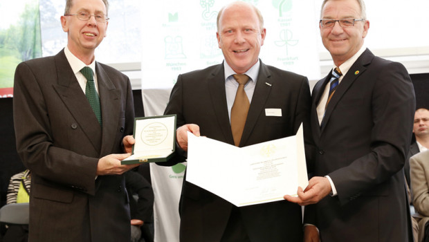 Der Aufsichtsratsvorsitzende Landgard Blumen & Pflanzen Manfred Rieke (M.) nahm Medaille und Urkunde aus den Händen von Ministerialrat Dr. Ingo Braune vom Bundesministerium (l.) und Jürgen Mertz, Präsident des Zentralverbandes Gartenbau (ZVG), entgegen.