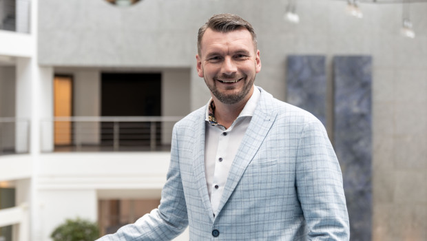 Tobias Höllriegel hat zuvor im Baustoff-Fachhandel gearbeitet. Tobias Höllriegel hat zuvor im Baustoff-Fachhandel gearbeitet.