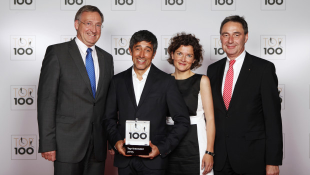 Emsa-Geschäftsführer Günter Nosthoff (r.) und Marketingleiterin Daniela Heisig nahmen die Auszeichnung zusammen mit Georg Moenikes (l.), dem Bürgermeister von Emsdetten, aus der Hand von „Top 100“-Mentor Ranga Yogeshwar in Essen entgegen.