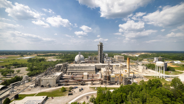 Das Werk Mitchell von Heidelberg Materials. Auffällig ist die 66 Meter breite und 50 Meter hohe Kuppel des Klinkerlagers, in dem 154.000 Tonnen Klinker gelagert werden können.